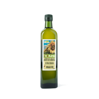 Botella de 750 mililitros de aceite de girasol ecológico sobre fondo transparente