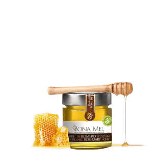 Bote de 300 gramos de miel de romero ecológica de Bona Mel con un trozo de colmena y un palo de madera de panal sobre fondo transparente