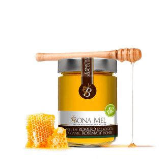Bote de 900 gramos de miel de romero ecológica de Bona Mel con un trozo de colmena y un palo de madera de panal sobre fondo transparente