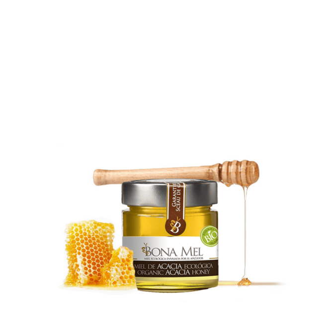 Bote de 300 gramos de miel de acacia ecológica de Bona Mel con un trozo de colmena y un palo de madera de panal sobre fondo transparente