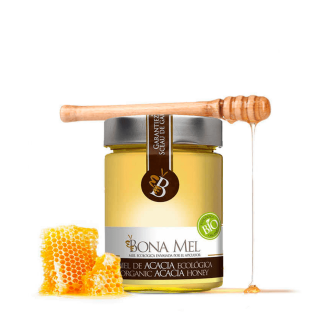 Bote de 900 gramos de miel de acacia ecológica de Bona Mel con un trozo de colmena y un palo de madera de panal sobre fondo transparente