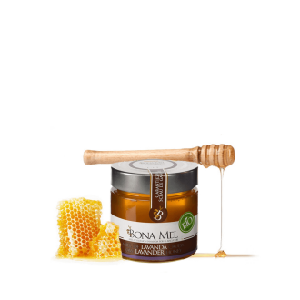Bote de 300 gramos de miel de lavanda ecológica de Bona Mel con un trozo de colmena y un palo de madera de panal sobre fondo transparente