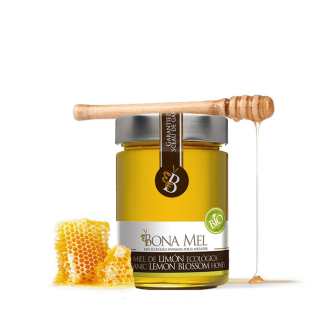 Bote de 900 gramos de miel de limón ecológica de Bona Mel con un trozo de colmena y un palo de madera de panal sobre fondo transparente