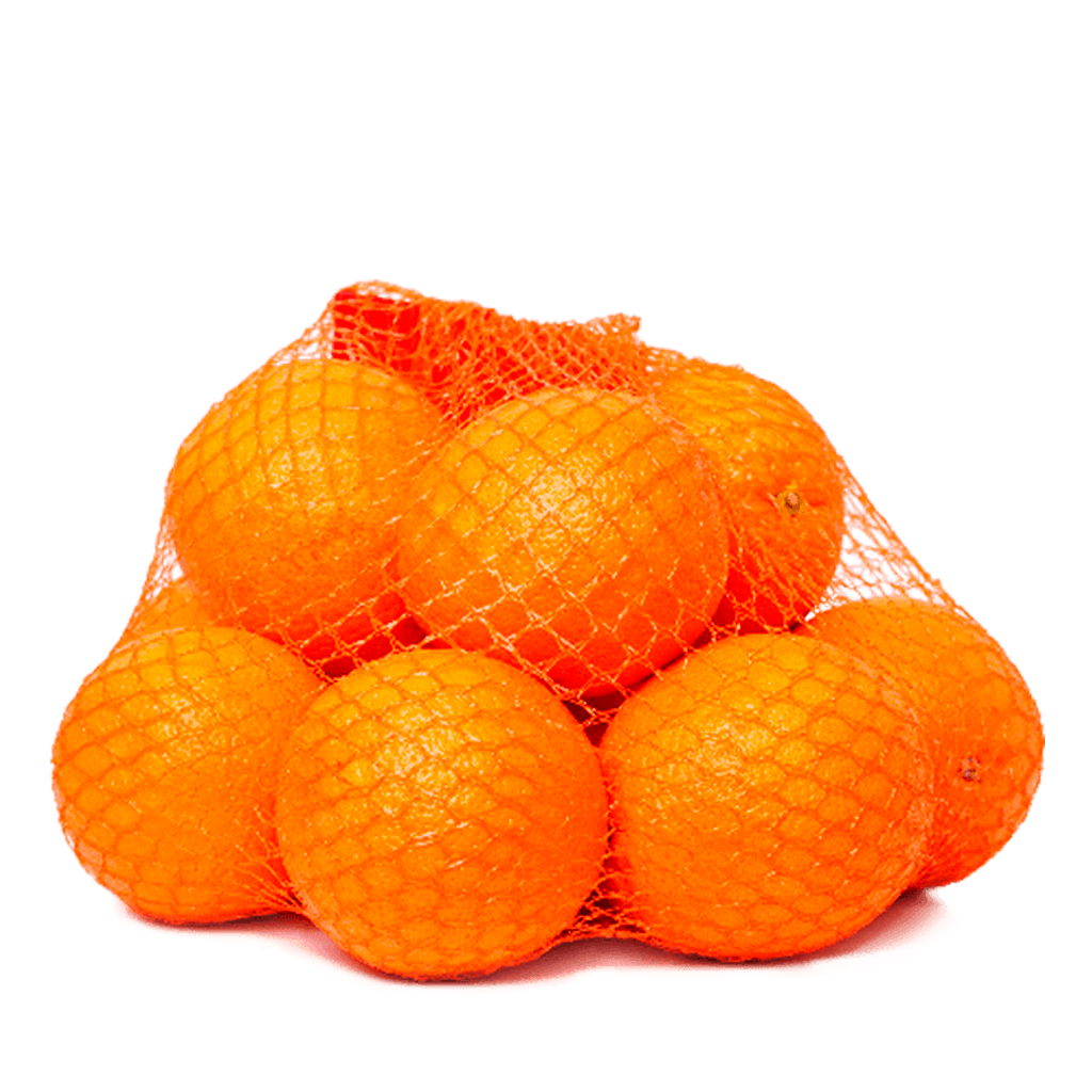 Malla con 3 kg de naranjas ecológicas sobre fondo transparente